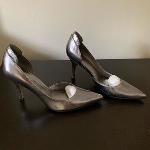New in box Nine West pewter pumps!